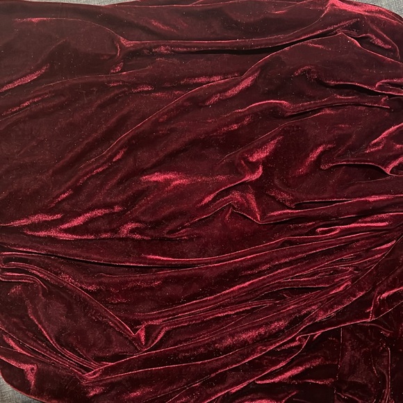 120” round velvet tablecloth in wine red color - Picture 2 of 2